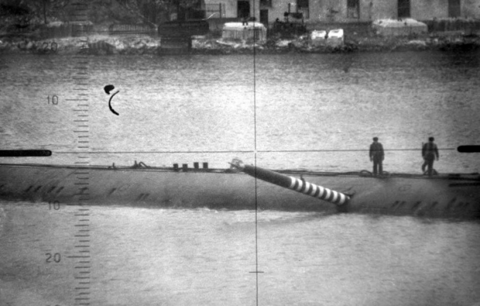 Торпеда, застрявшая в борту советской подводной лодки