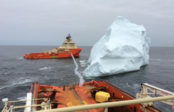 Как моряки ловят дрейфующие айсберги (фото дня)