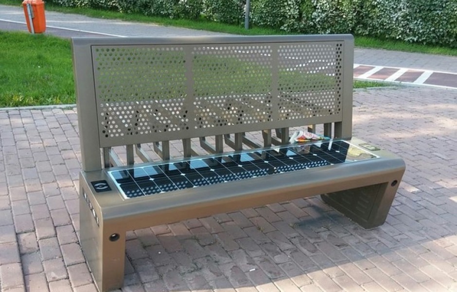 Скамейка с Wi-Fi, розетками на солнечной батарее