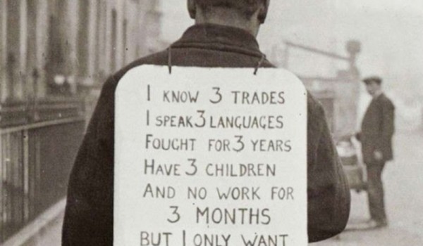 Человек в поисках работы во время Великой депрессии. 1930 год.