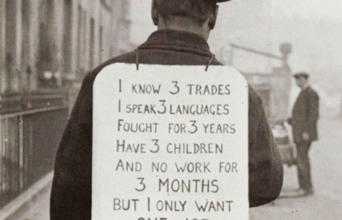 Человек в поисках работы во время Великой депрессии. 1930 год.