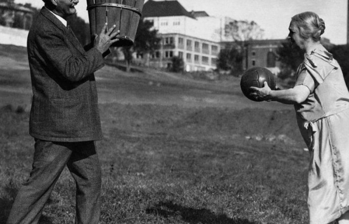 Джеймс Нейсмит, создатель баскетбола, с женой (фото дня)
