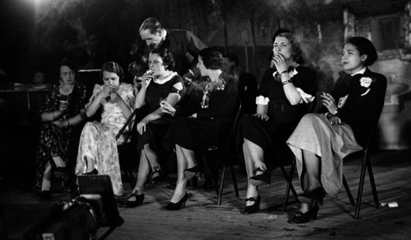 Конкурс на самую элегантную курильщицу, Франция, 1935 год