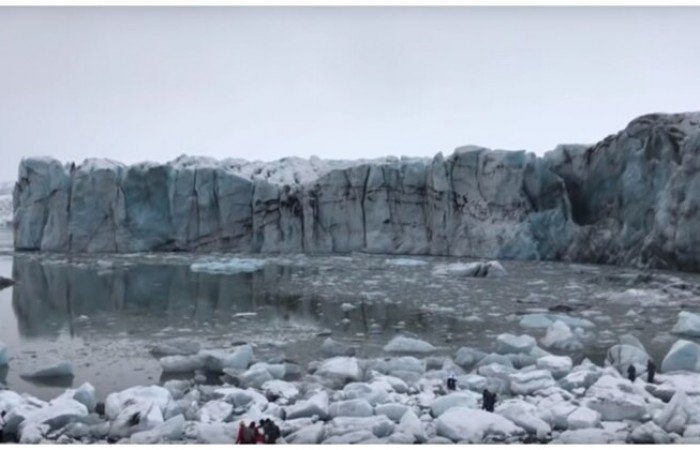 Туристов чуть не смыло волной после обвала ледника