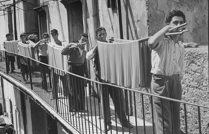 Производство спагетти, Италия, 1932 год  (фото дня)