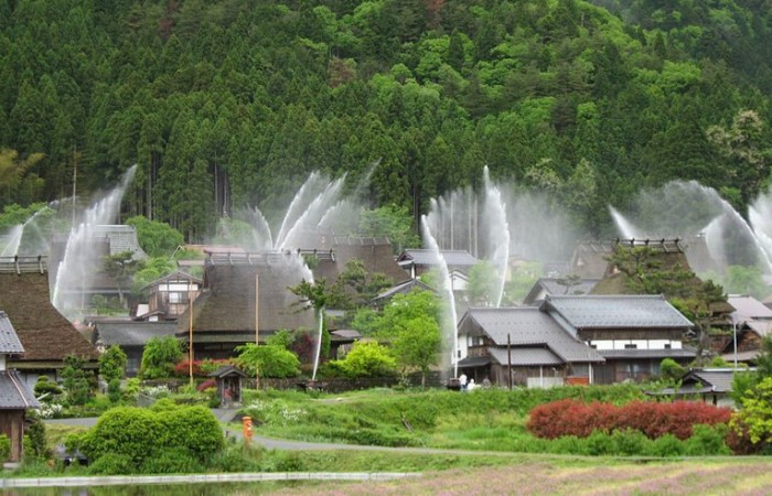 Японская деревушка как фонтан во время включения системы пожаротушения (2 видео + 3 фото)