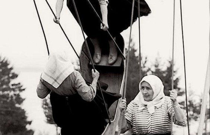 Бабушки на качелях, Словакия, 1966 год (фото дня)