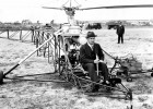 Конструктор Игорь Сикорскиий управляет своим первым вертолётом, США, 1939 год