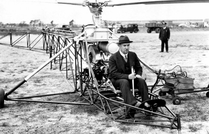 Конструктор Игорь Сикорскиий управляет своим первым вертолётом, США, 1939 год