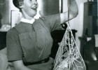 Медсестра взвешивает младенца, Шотландия, 1959 год