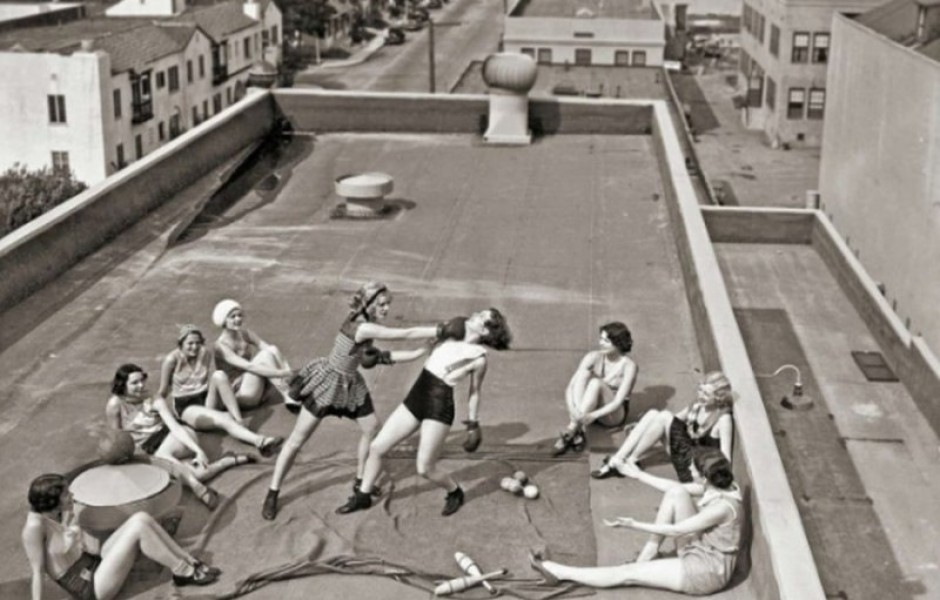 Женский бокс на крыше, 1938 год. (фото дня)