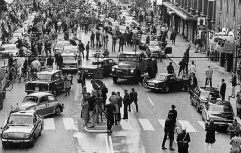 Первое утро после перехода Швеции с левостороннего на правосторонне движение, 1967 (фото дня)