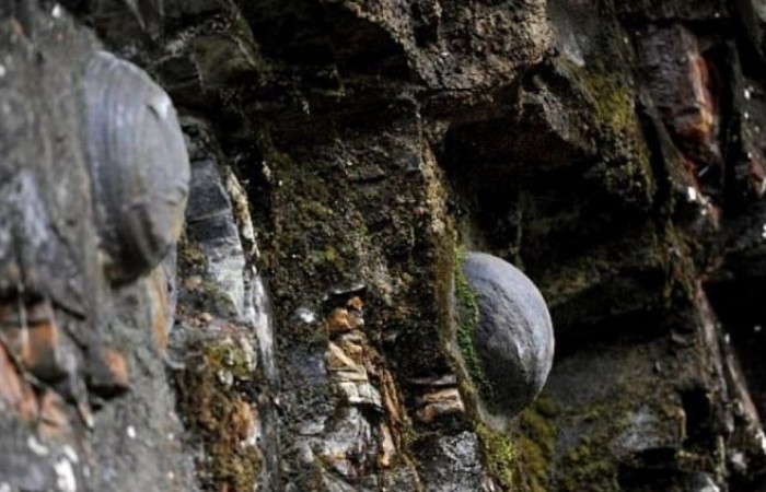 Таинственная гора в Китае откладывает каменные яйца
