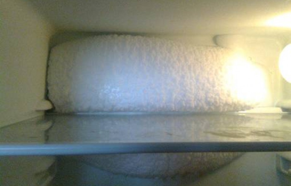 Почему замерзает задняя стенка холодильника