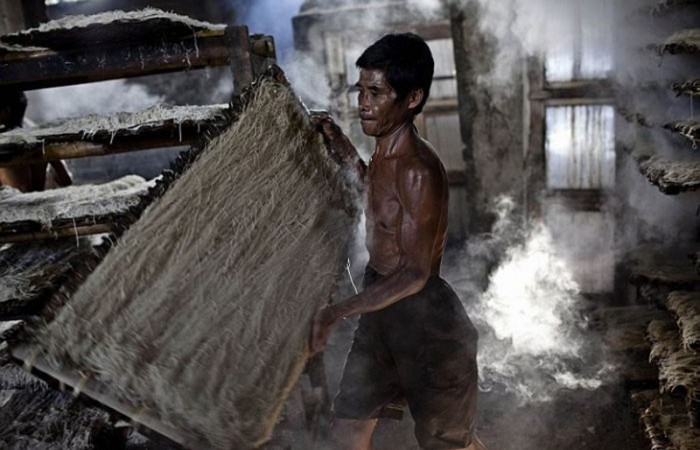 О том в каких условиях изготавливают лапшу в Индонезии