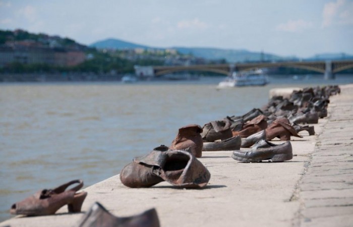Зачем на берегу Дуная стоят 60 пар чугунных ботинок?
