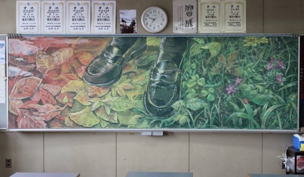 Японский художественный тренд: меловые рисунки на школьной доске