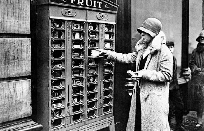 Первый торговый автомат в мире