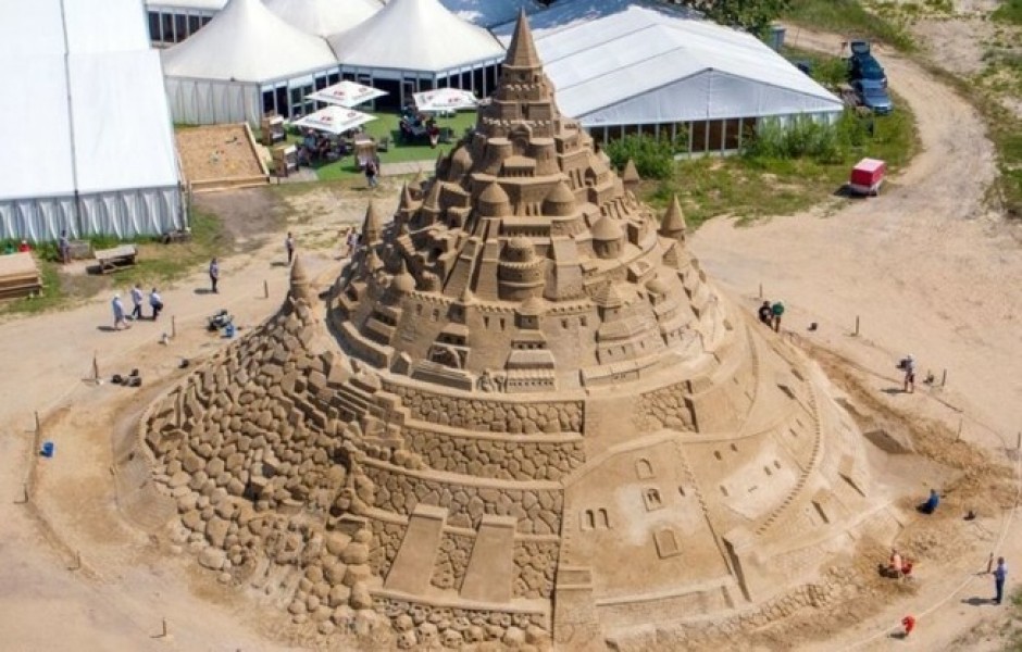 В Германии построили самый высокий в мире замок из песка (8 фото)