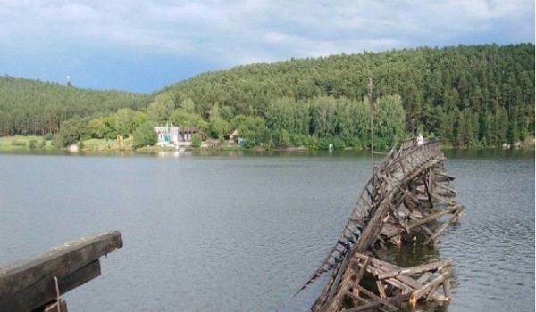 Обрушился самый длинный деревянный мост в России (4 фото)
