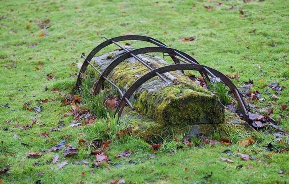 Зачем на кладбищах Англии ранее ставили клетки над могилами