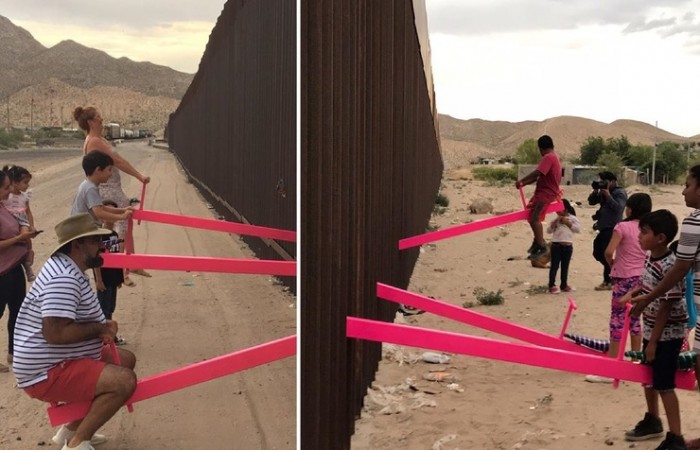 На границе США и Мексики появились розовые качели