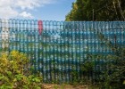 Дачный забор из пластиковых бутылок длиной 50 метров (8 фото)