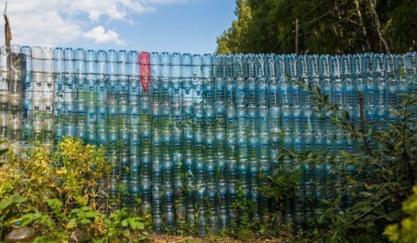 Дачный забор из пластиковых бутылок длиной 50 метров (8 фото)