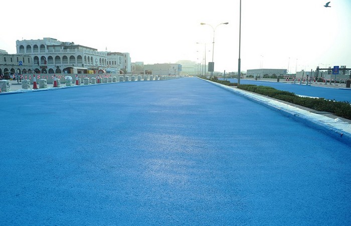 Почему в Катаре красят асфальт в голубой цвет?