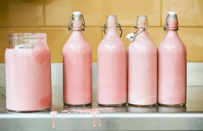 Правда ли, что у бегемотов розовое молоко?