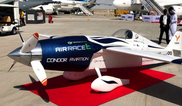 На авиасалоне в ОАЭ представили электрический гоночный самолет