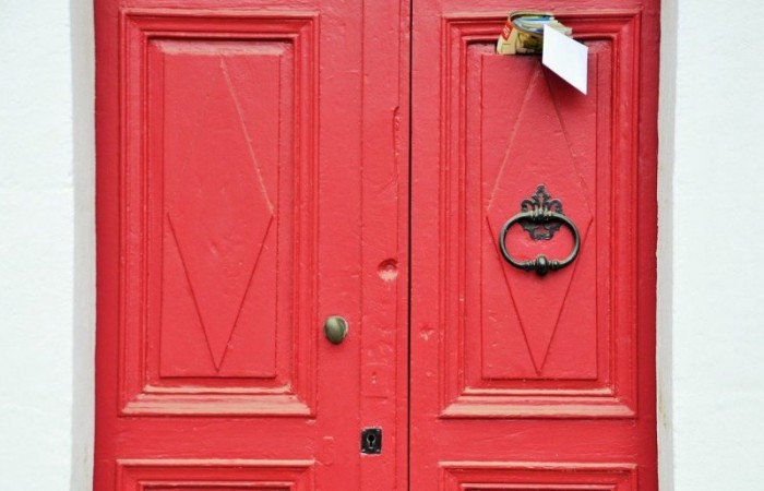 Что означает красный цвет двери?