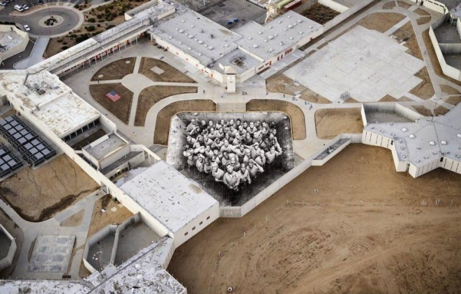 Неожиданное изображение на крыше тюрьмы в Калифорнии (7 фото)