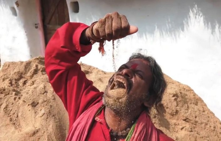 Индиец съедает по несколько килограмм земли в день (10 фото)