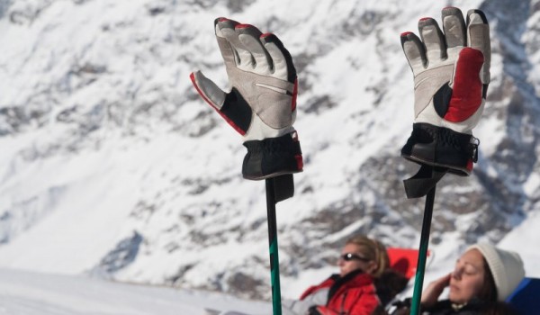 Перчатки или рукавицы: Выбор этих горнолыжных приспособлений вместе с 