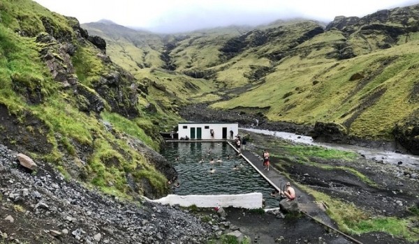 Тайный бассейн Исландии, страны водопадов и геотермальных источников (7 фото)