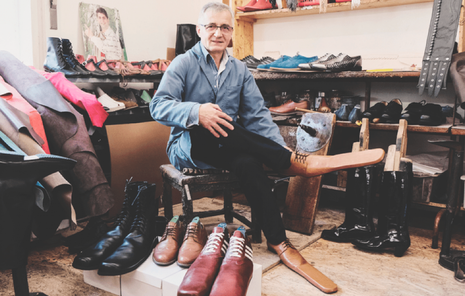 Сапожник создал обувь 75-го размера, чтобы сохранять социальную дистанцию (видео)