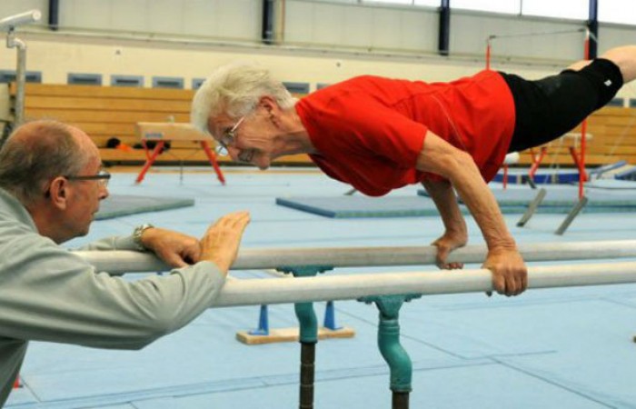 Упражнения 95-летней гимнастки не могут повторить молодые (3 фото)