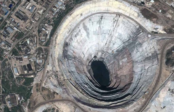 Рукотворные черные дыры на теле Земли (10 фото)