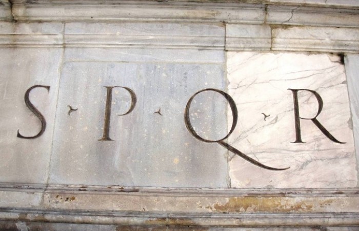 Почему повсюду у древних римлян красовалась аббревиатура «S.P.Q.R.» и что она означала