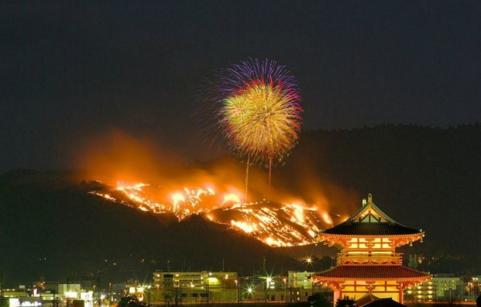 Зачем японцы каждый год поджигают гору
