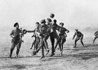 Война и мяч: история необычного матча между солдатами враждовавших армий (10 фото)