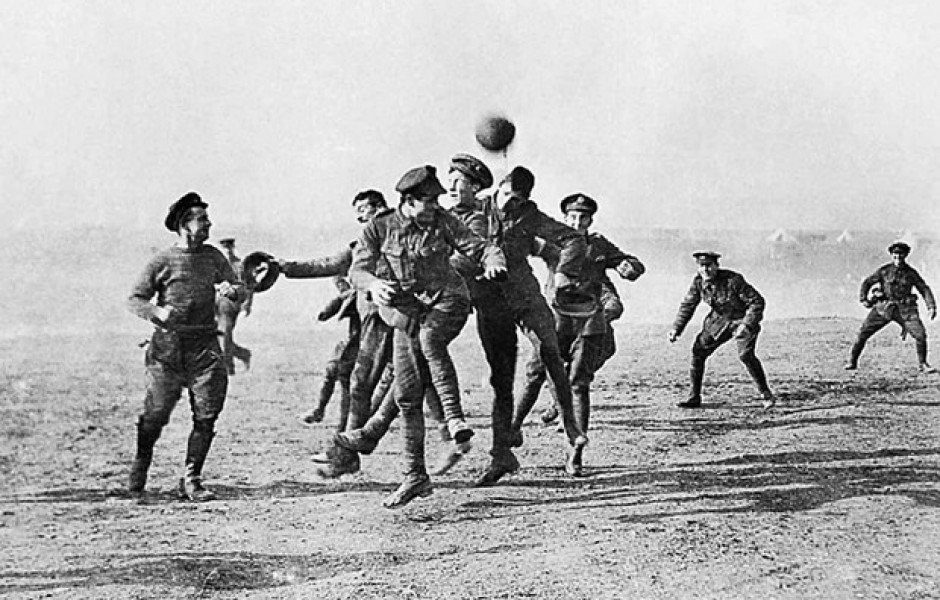 Война и мяч: история необычного матча между солдатами враждовавших армий (10 фото)