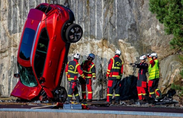 Самый суровый краш-тест: Volvo сбрасывает автомобили с высоты 30 метров (видео)