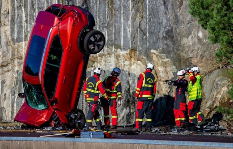Самый суровый краш-тест: Volvo сбрасывает автомобили с высоты 30 метров (видео)