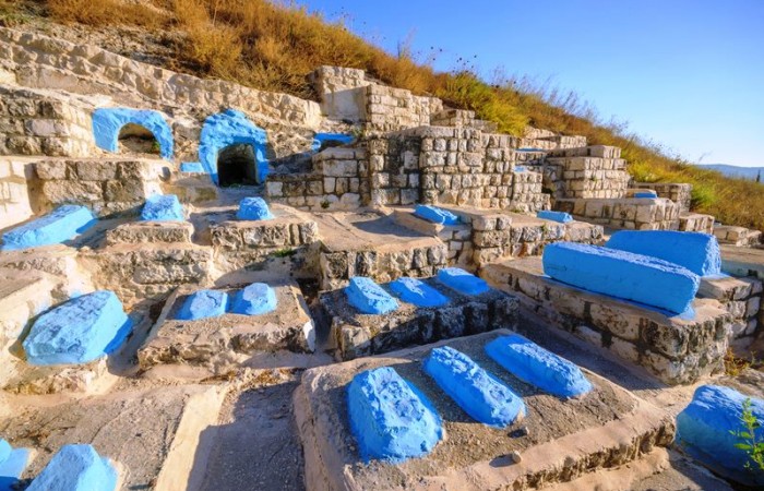 Ярко-синие могилы Цфатского кладбища, где захоронены мистики Каббалы.