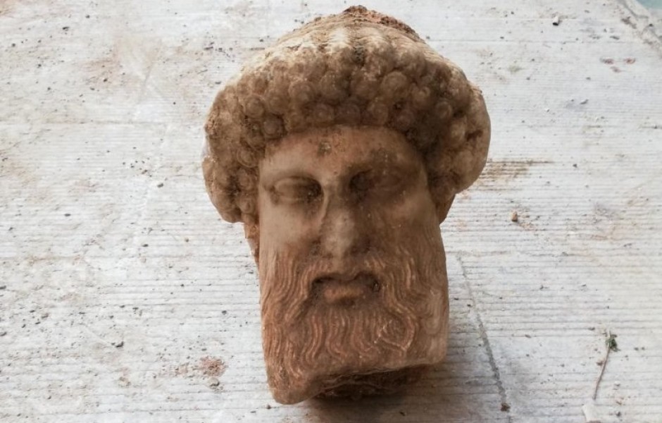 В Афинах во время прокладки канализации нашли мраморную голову Гермеса
