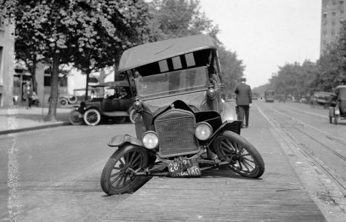 Фотографии автомобильных аварий начала XX века (20 фото)