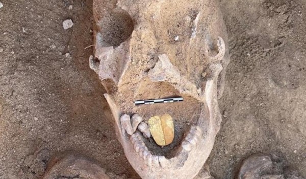 Мумию в Египте похоронили с золотым языком