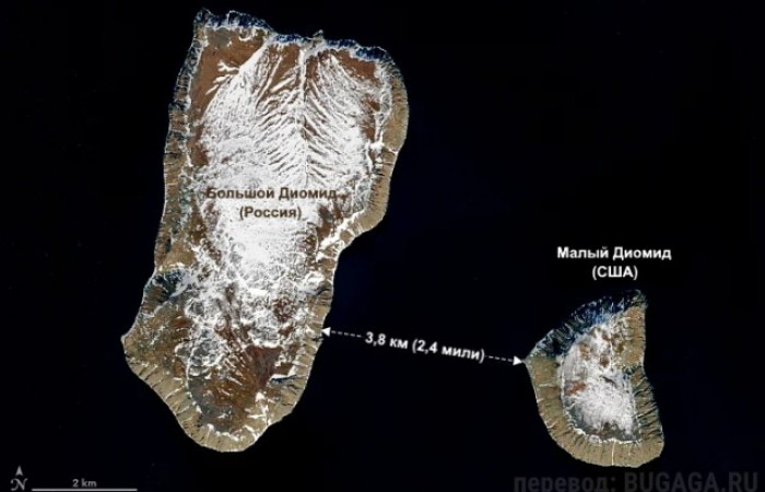 Два острова, находящихся всего почти в 4 км друг от друга, имеют разницу во времени 21 час. Почему? (2 фото)